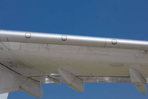 Ala Viejo Avión Contra Cielo Azul Día Soleado Con Remaches — Foto de Stock