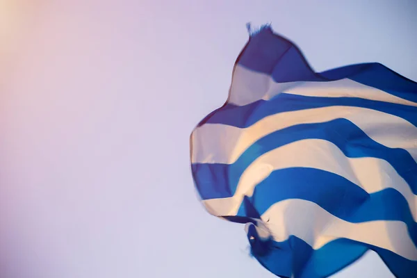 Viftet Med Gresk Flagg Mot Himmelen Ved Daggry Eller Solnedgang – stockfoto