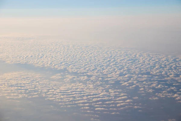 Vedere Sus Norilor Fereastra Avionului — Fotografie, imagine de stoc