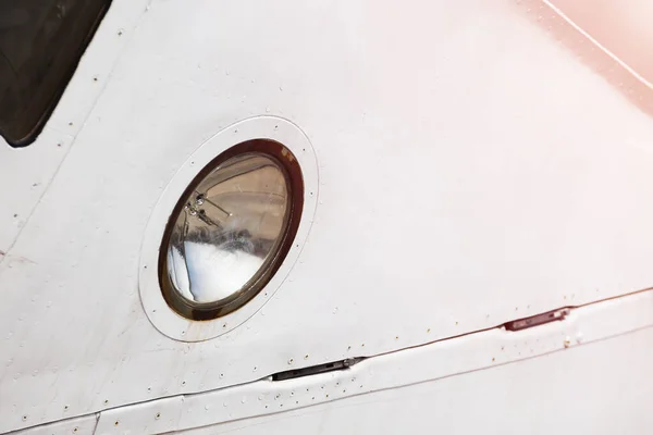Luz Señal Fuselaje Aeronave Cuerpo Aluminio Blanco Día Soleado — Foto de Stock