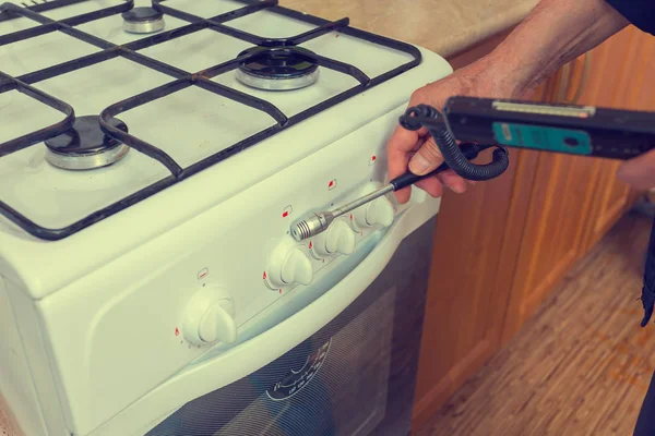 Especialista Seguridad Del Gas Comprueba Una Estufa Gas Apartamento Edificio — Foto de Stock