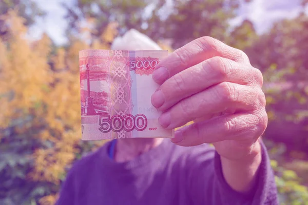 Anciano Pensionista Sosteniendo Rublo Papel Sus Manos Fondo Del Follaje —  Fotos de Stock