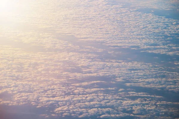 Blick Von Oben Auf Die Wolken Aus Dem Flugzeugfenster — Stockfoto