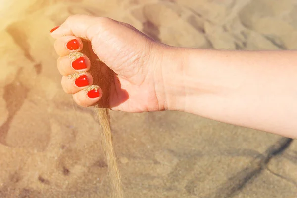 Areia Derrama Mão Mão Feminina Conceito Passar Tempo Procrastinação — Fotografia de Stock