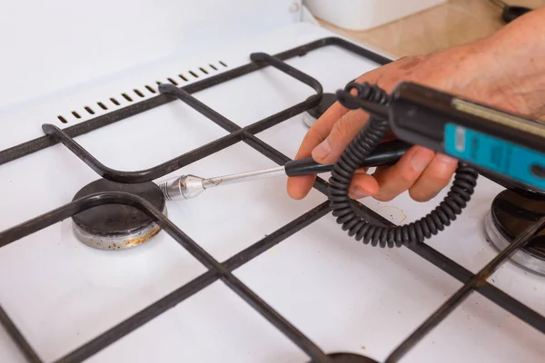 Gas Safety Specialist Checks Gas Stove Apartment Residential Building Leaks — Stock Photo, Image