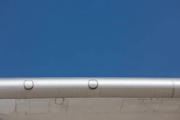 Ala Viejo Avión Contra Cielo Azul Día Soleado Con Remaches — Foto de Stock