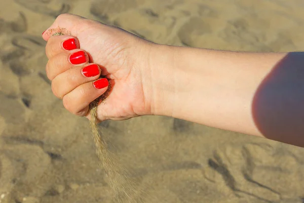 Areia Derrama Mão Mão Feminina Conceito Passar Tempo Procrastinação — Fotografia de Stock