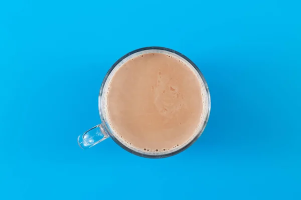 Heißer Kakao Einem Glasbecher Auf Farbigem Hintergrund Der Mitte — Stockfoto