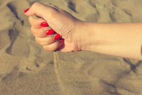 Areia Derrama Mão Mão Feminina Conceito Passar Tempo Procrastinação — Fotografia de Stock