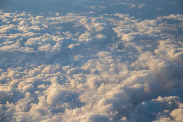 Blick Von Oben Auf Die Wolken Aus Dem Flugzeugfenster — Stockfoto