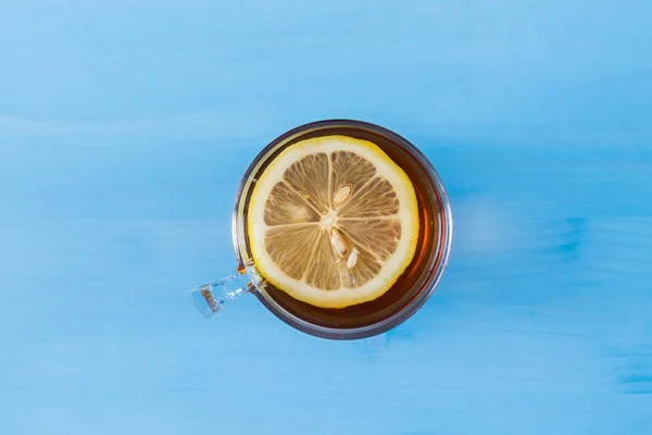Secangkir Teh Panas Dengan Lemon Dalam Cangkir Keramik Pada Warna — Stok Foto