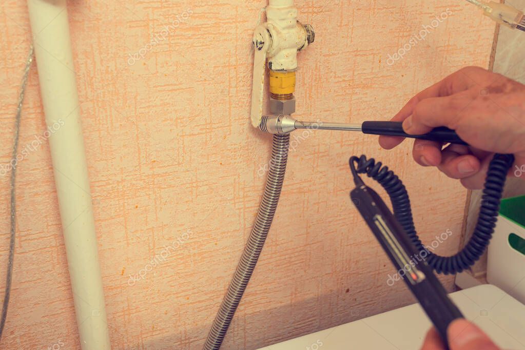 un especialista en seguridad del gas comprueba una estufa de gas en un