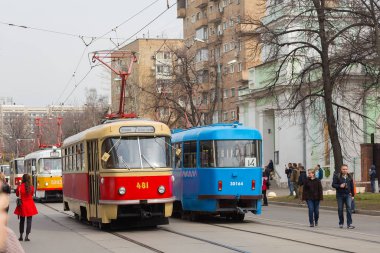 Moskova, Rusya - 20 Nisan 2019: İnsanlar ilkbaharda Moskova'da depo apakov sokak Shabolovka yakınında eski tramvay geçit izlemek