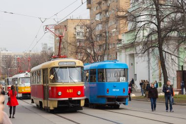 Moskova, Rusya - 20 Nisan 2019: İnsanlar ilkbaharda Moskova'da depo apakov sokak Shabolovka yakınında eski tramvay geçit izlemek