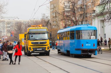 Moskova, Rusya - 20 Nisan 2019: İnsanlar ilkbaharda Moskova'da depo apakov sokak Shabolovka yakınında eski tramvay geçit izlemek