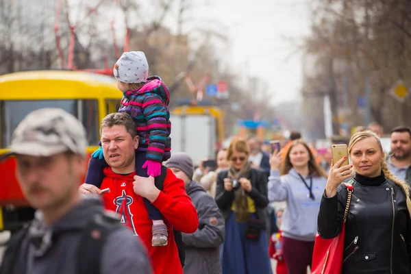 Mosca Russia Aprile 2019 Gente Guarda Sfilata Vecchi Tram Vicino — Foto Stock