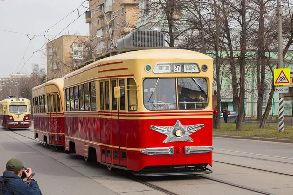 Moscú Rusia Abril 2019 Gente Desfile Viejos Tranvías Cerca Del —  Fotos de Stock