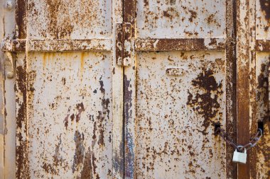 Yunanistan 'ın Rodos adasındaki eski bir teneke kapının dokusu Kilit, çatlak ve pas ile