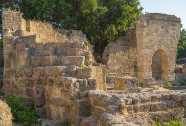 Eski duvarın bir kısmı, eski ortaçağ kalesi ve Yunanistan 'ın Rodos adasındaki eski şehrin sokakları. Gündüz vakti adanın cazibesi.