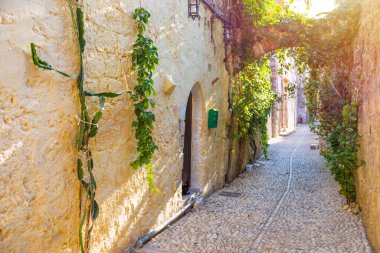 Yunanistan 'ın Rodos adasında kasası, ortaçağ kalesi ve eski şehrin sokakları olan boş bir cadde. Gündüz vakti adanın cazibesi.