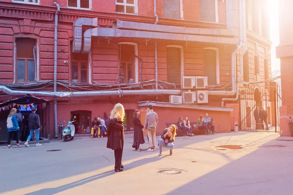 Mosca Russia Aprile 2019 Persone Turisti Camminano Sul Ponte Pedonale — Foto Stock