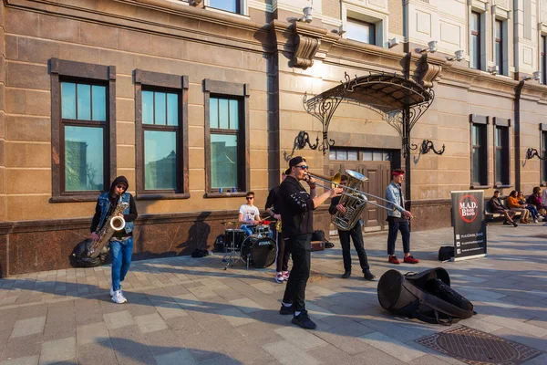 러시아 모스크바 2019 거리의 음악가들이 봄날에 구경꾼들 관광객들 야키만 스카야 — 스톡 사진