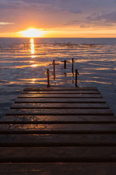 Píer Madeira Molhado Lago Pôr Sol Junto Lago — Fotografia de Stock