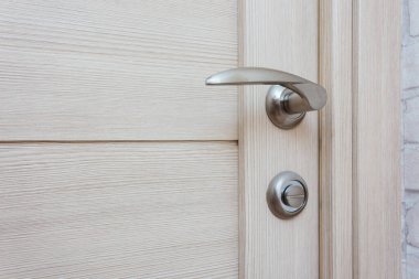 Mikropların ve virüslerin yayıldığı günlük hayattaki nesneler ve nesneler, bir evde ya da bir dairede kapı kolları