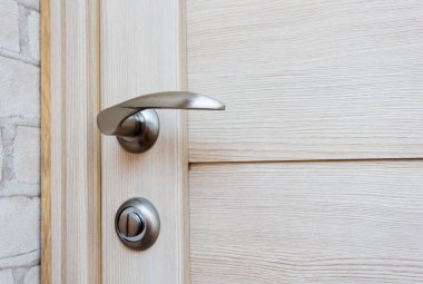 Mikropların ve virüslerin yayıldığı günlük hayattaki nesneler ve nesneler, bir evde ya da bir dairede kapı kolları