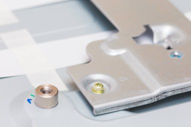 Elektronik ya da radyo bileşenli ev aletlerinin devre kartının bir parçası, bileşenlerin onarımı ve teşhisi