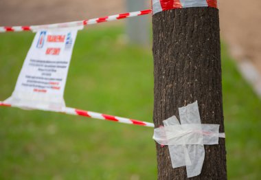 MOSCOW, RUSSIA - 6 Nisan 2020: Parkın yakınındaki oyun parkında kırmızı ve beyaz şerit uyarısı, Moskova 'da koronavirüs salgını tehdidi nedeniyle sokaktaki oyun alanını ziyaret etme yasağı