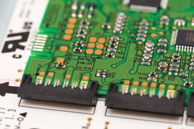 Elektronik ya da radyo bileşenli ev aletlerinin devre kartının bir parçası, bileşenlerin onarımı ve teşhisi