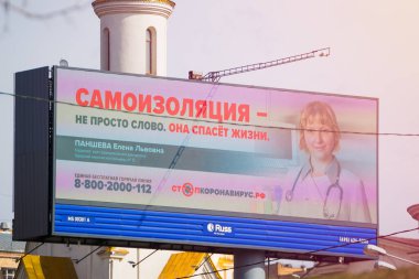 MOSCOW, RUSSIA - 6 Nisan 2020: Dünyada ve Moskova 'da koronavirüs salgınının karantinaya alınması sırasında kendini izole etme ihtiyacıyla ilgili reklam afişi