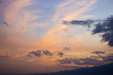 Akşam üstü gökyüzü yumuşacık bulutlarla