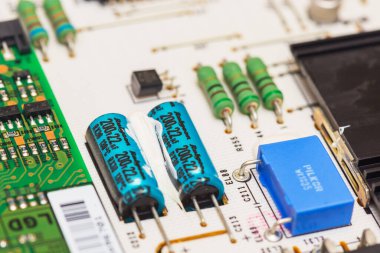 MOSCOW, RUSSIA - 5 Nisan 2019: Elektronik veya radyo parçaları ve kapasitörlü ev aletleri devre kartının bir parçası, bileşenlerin onarımı ve teşhisi