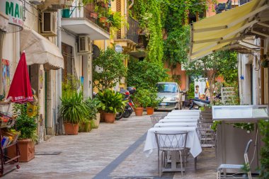 Taormina, Sicilya, İtalya - 26 Eylül 2019: Turistler ve yerliler İtalya 'nın Sicilya kentindeki Taormina caddelerinde yürüyorlar