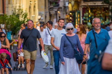 Taormina, Sicilya, İtalya - 26 Eylül 2019: Turistler ve yerliler İtalya 'nın Sicilya kentindeki Taormina caddelerinde yürüyorlar