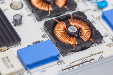 Elektronik ya da radyo bileşenli ev aletlerinin devre kartının bir parçası, bileşenlerin onarımı ve teşhisi