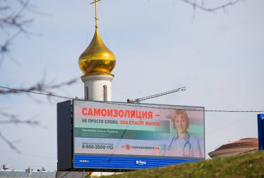 MOSCOW, RUSSIA - 6 Nisan 2020: Dünyada ve Moskova 'da koronavirüs salgınının karantinaya alınması sırasında kendini izole etme ihtiyacıyla ilgili reklam afişi