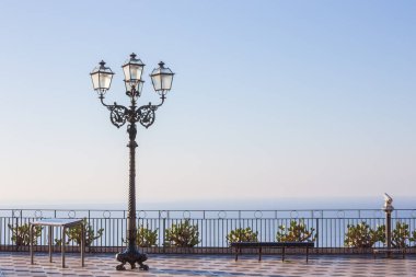 İtalya 'nın Sicilya adasında Taormina' da bir caddedeki izleme platformunda klasik cam fener..