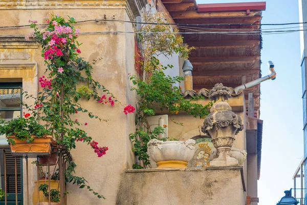 Uma Varanda Pitoresca Com Belas Flores Vasos Taormina Ilha Sicília — Fotografia de Stock