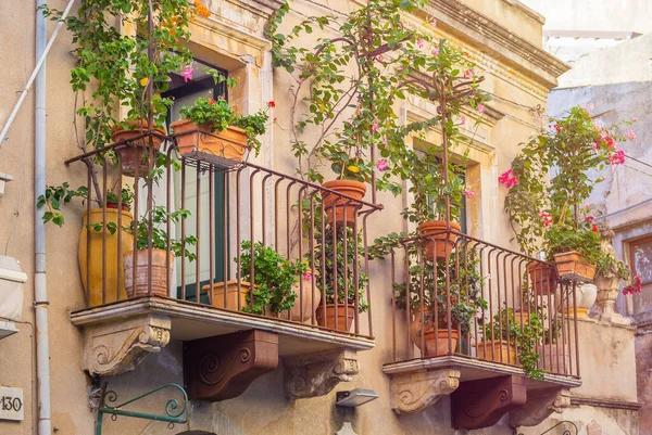 Uma Varanda Pitoresca Com Belas Flores Vasos Taormina Ilha Sicília — Fotografia de Stock