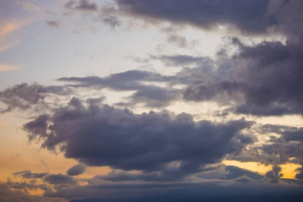 Вечернее Небо Заката Текстурированными Пушистыми Облаками — стоковое фото