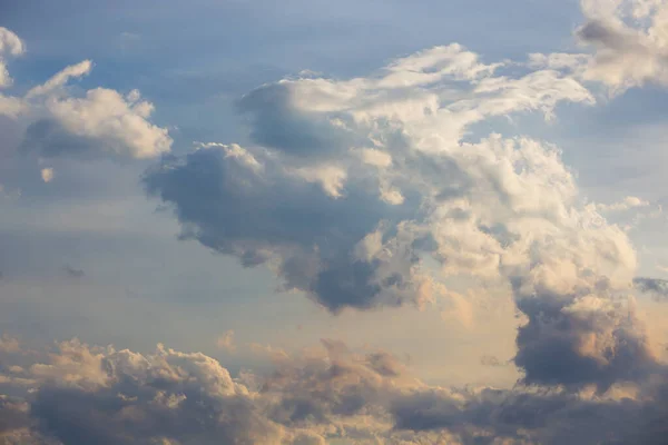 Akşam Üstü Gökyüzü Yumuşacık Bulutlarla — Stok fotoğraf