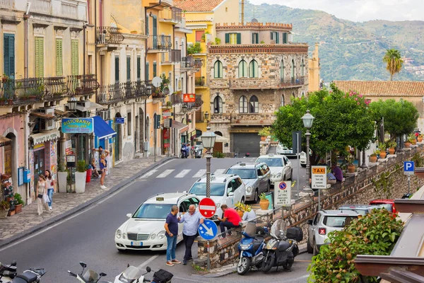 Taiormina Sicily Italy Σεπτεμβριου 2019 Τουρίστες Και Ντόπιοι Περπατούν Βράδυ — Φωτογραφία Αρχείου