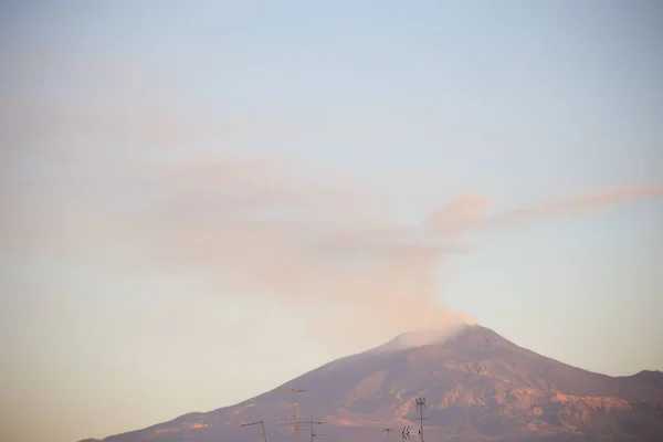 Volcán Etna Arroja Humo Ceniza Gris Contra Las Nubes Cielo —  Fotos de Stock