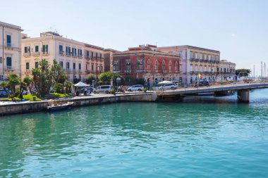 Syracuse, SICILY, ITALY - 2 Ekim 2019: Sicilya 'daki İtalya' nın Syracuse bölgesindeki setin seti ve köprüsü