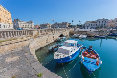 Syracuse, SICILY, ITALY - 2 Ekim 2019: Tekneler ve botlar Sicilya 'daki İtalya Syracuse limanına demirlediler