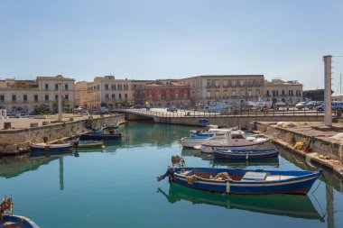 Syracuse, SICILY, ITALY - 2 Ekim 2019: Tekneler ve botlar Sicilya 'daki İtalya Syracuse limanına demirlediler