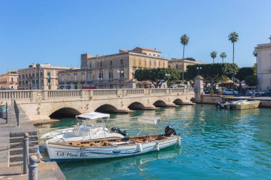 Syracuse, SICILY, ITALY - 2 Ekim 2019: Syracuse, SICILY, ITALY - 2 Ekim 2019: Tekneler ve botlar Sicilya 'daki Syracuse limanına demirlediler